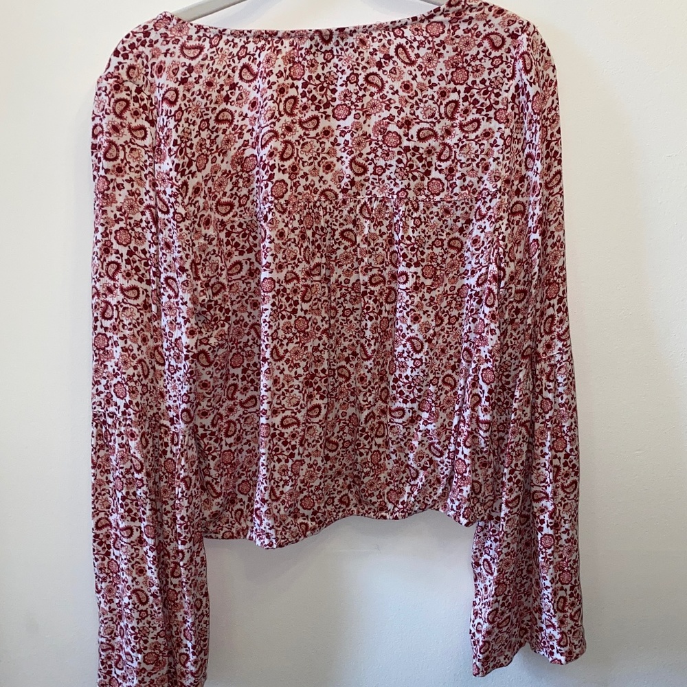 Hollister Cropped Long semi bell sleeve floral top Lightweight - Picture 3 of 5